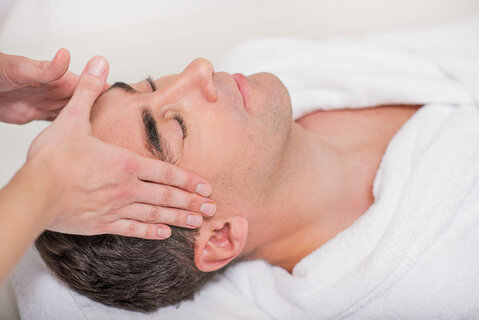 Man gezichtsbehandeling Mannelijke klant krijgt een massage